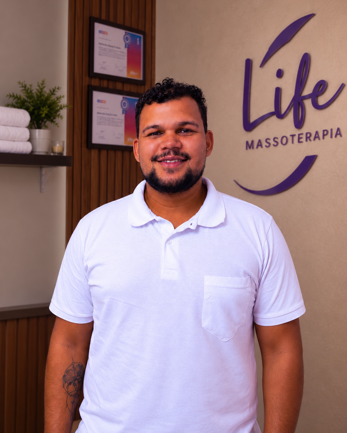 Junior, massoterapeuta desde 2022, no espaço da Life Massoterapia